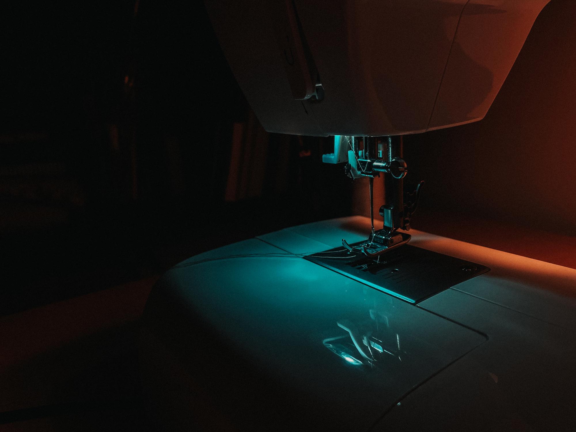 Macchina da ricamo futuristica su tessuto blu